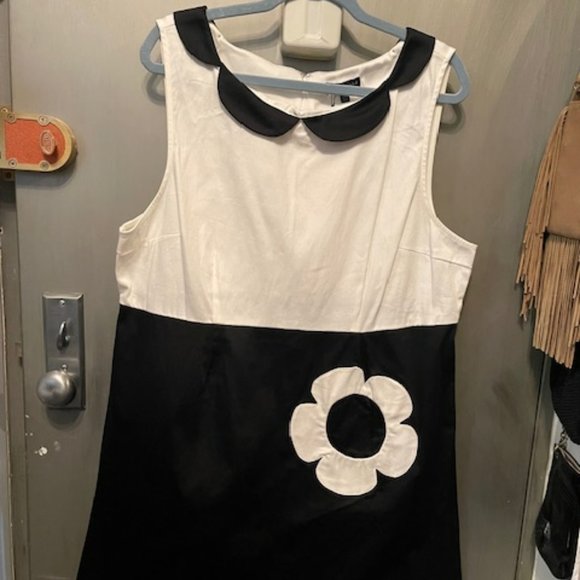 Smak Parlour Black & White Flower Model Maven Flare Dress - NWT - Picture 14 of 14